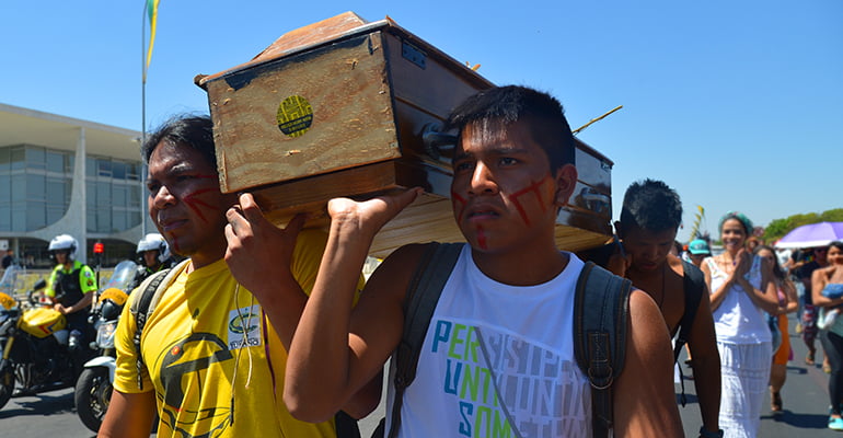 Estudantes indígenas da UnB fazem marcha na Esplanada dos Ministérios em repúdio à situação de violência sofrida pelos Guarani Kaiowá, em Mato Grosso do Sul, no último fim de semana (José Cruz/Agência Brasil)