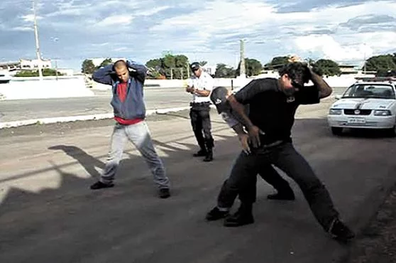 Humilhação, xingamentos e tortura marcam formação de policiais militares brasileiros Humilhação, xingamentos e tortura marcam formação de policiais militares brasileiros