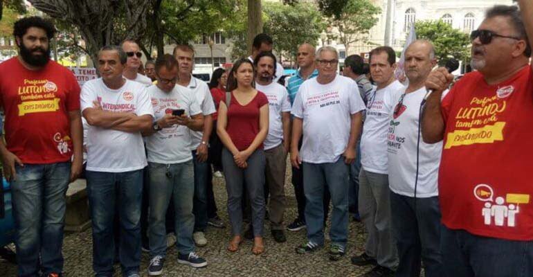 Sindibancários/ES ocupa praça em ato contra a retirada de direitos