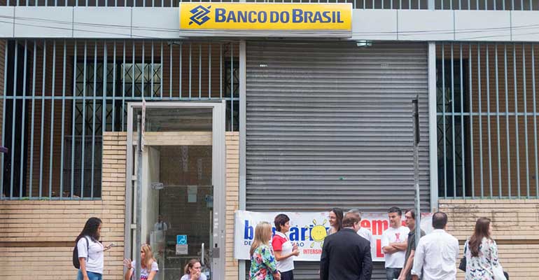 Bancários de Santos seguem com mobilização no Banco do Brasil por recolocações após reestruturações