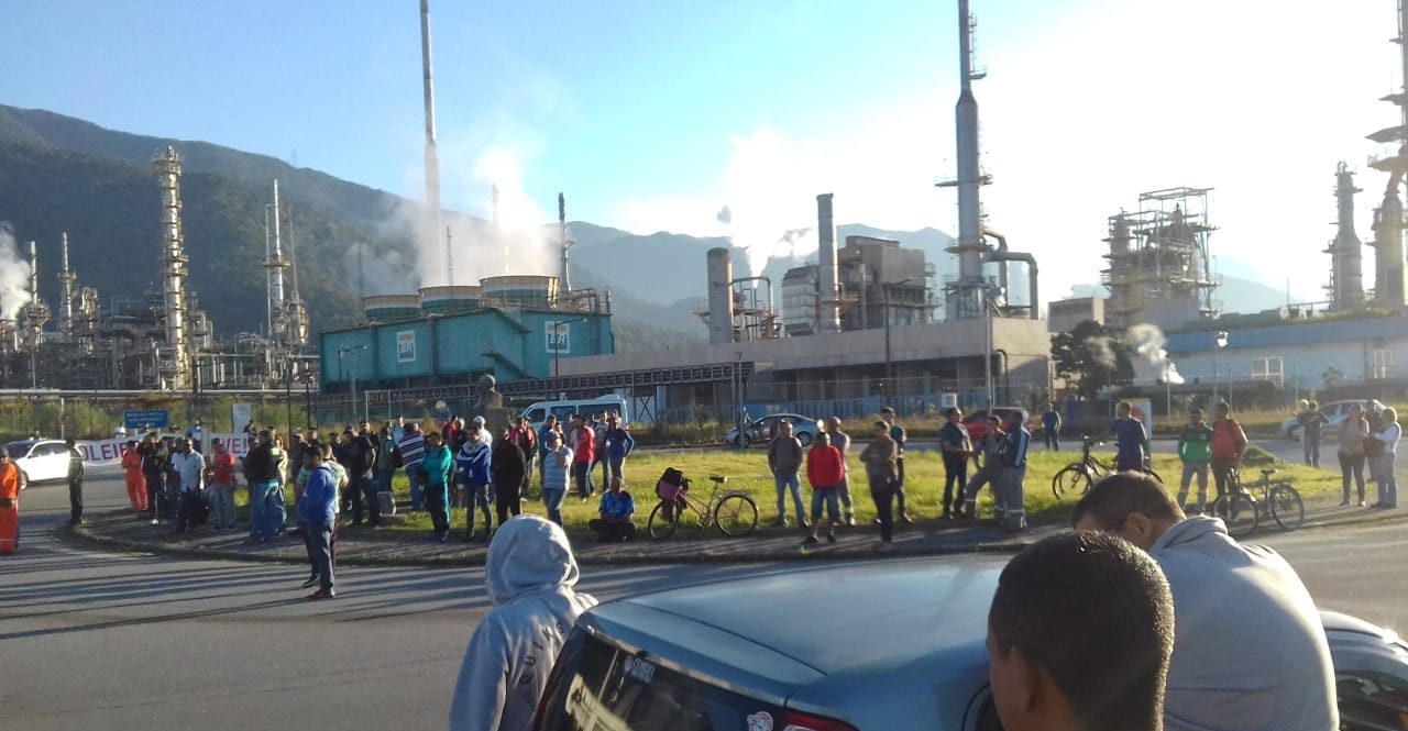 Greve dos Petroleiros: na refinaria de Cubatão, desde a madrugada, trabalhadores mobilizados