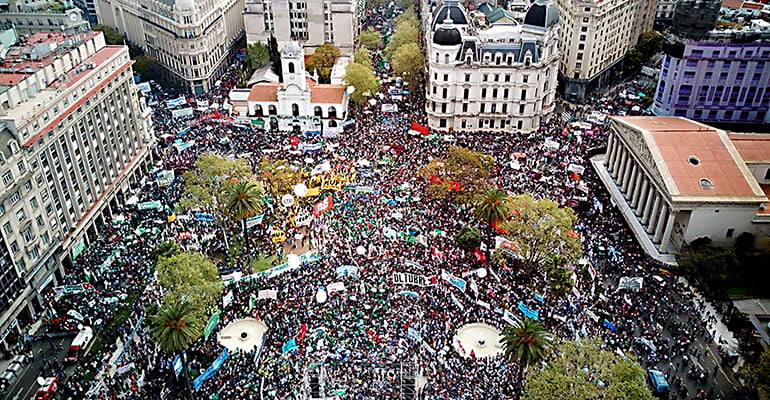 Trabalhadores param Argentina com maior greve geral do governo Macri