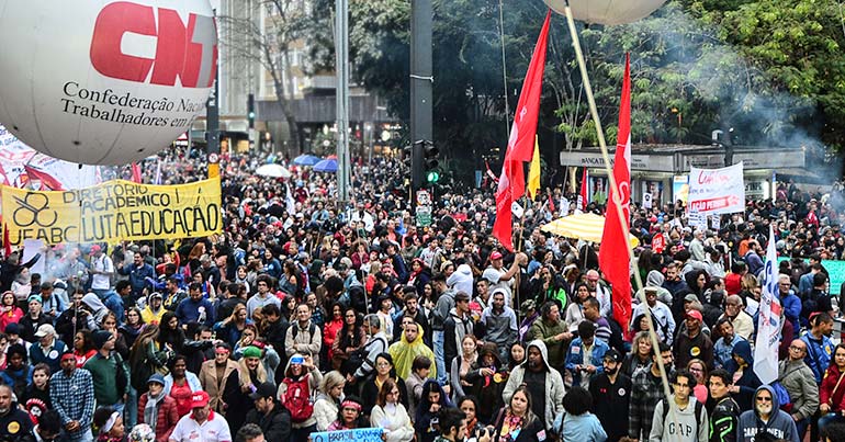 tsunami da educação, manifestação, muitas pessoas, pessoas na rua, avenida paulista